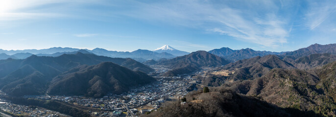 冬の富士山と大月のパノラマ風景