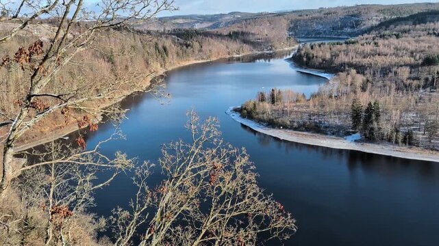 Blick vom Heinrichstein bei Saalburg-Ebersdorf saaleabw&auml;rts 
auf den oberen Bereich der Talsperre Bleiloch