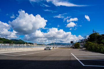 女神大橋下 道路公園の風景
