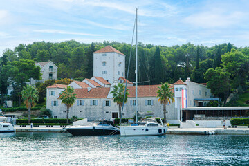 Miasto Maslinica na wyspie Solta w Chorwacji latem na Morzu Adriatyckim. © Franciszek