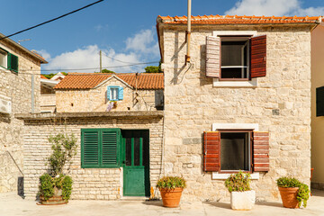 Tradycyjne budynki w Chorwacji nad Morzem Adriatyckim z drewnianymi okiennicami. © Franciszek