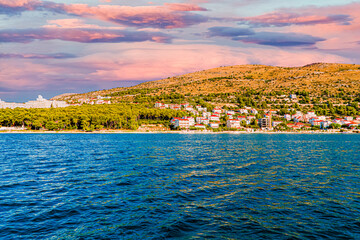 Morze Adriatyckie, Chorwacja z pięknymi zatokami i wyspami, latem z pokładu statku.