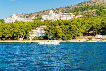 Morze Adriatyckie, Chorwacja z pięknymi zatokami i wyspami, latem z pokładu statku.