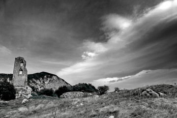 Italia in bianco e nero. Il borgo fantasma di Pomarico ai piedi del Parco Nazionale del Gran Sasso in Abruzzo. Italia