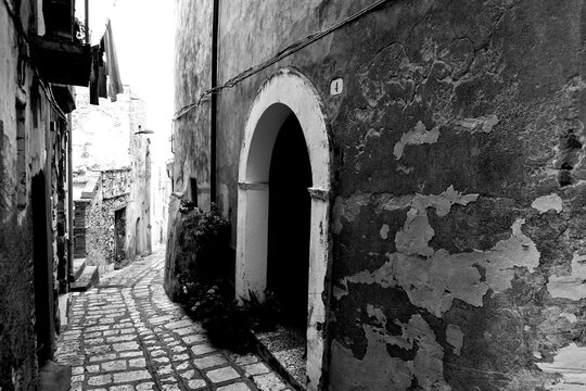Italia in bianco e nero. L'antica citt&agrave; di Agnone, famosa per la produzione di campane in bronzo. Molise, Italia
