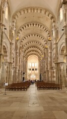 Obraz premium Belle perspective sur la nef de la basilique Sainte-Marie-Madeleine de Vézelay