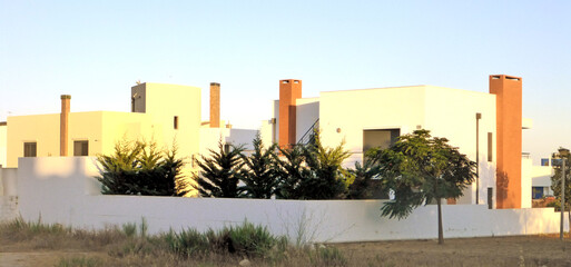 Moderner Kubismus am Stadtrand von Olhão