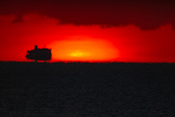 薄い雲のベールの向こうの日の出の瞬間20220101