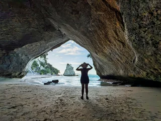 Fototapete Rund Dom Bucht Woman silhouette standing under Te Whanganui A Hei Cathedral Cove arch  © Juan