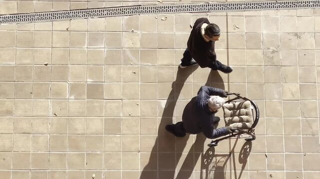 Viejo anciano dependiente con andador caminando con ayudante de paseo en patio