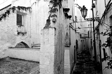 Italia in bianco e nero. Il borgo di Ostuni con i vicoli stretti e le case bianche dove la citt&agrave; panoramica per eccellenza, ogni casa &egrave; un belvedere. Puglia, Salento. Italia