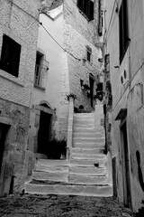 Italia in bianco e nero. Il borgo di Ostuni con i vicoli stretti e le case bianche dove la citt&agrave; panoramica per eccellenza, ogni casa &egrave; un belvedere. Puglia, Salento. Italia