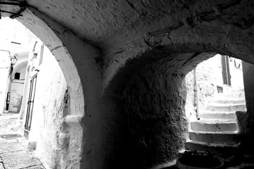 Italia in bianco e nero. Il borgo di Ostuni con i vicoli stretti e le case bianche dove la citt&agrave; panoramica per eccellenza, ogni casa &egrave; un belvedere. Puglia, Salento. Italia