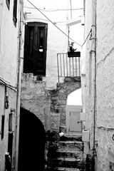 Italia in bianco e nero. Il borgo di Ostuni con i vicoli stretti e le case bianche dove la citt&agrave; panoramica per eccellenza, ogni casa &egrave; un belvedere. Puglia, Salento. Italia