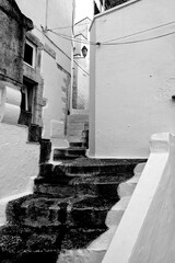 Italia in bianco e nero. Il borgo di Ostuni con i vicoli stretti e le case bianche dove la citt&agrave; panoramica per eccellenza, ogni casa &egrave; un belvedere. Puglia, Salento. Italia
