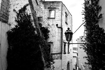 Italia in bianco e nero. Il borgo di Ostuni con i vicoli stretti e le case bianche dove la citt&agrave; panoramica per eccellenza, ogni casa &egrave; un belvedere. Puglia, Salento. Italia