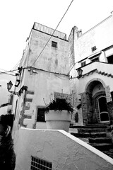 Italia in bianco e nero. Il borgo di Ostuni con i vicoli stretti e le case bianche dove la citt&agrave; panoramica per eccellenza, ogni casa &egrave; un belvedere. Puglia, Salento. Italia