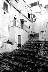 Italia in bianco e nero. Il borgo di Ostuni con i vicoli stretti e le case bianche dove la citt&agrave; panoramica per eccellenza, ogni casa &egrave; un belvedere. Puglia, Salento. Italia
