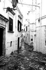 Italia in bianco e nero. Il borgo di Ostuni con i vicoli stretti e le case bianche dove la citt&agrave; panoramica per eccellenza, ogni casa &egrave; un belvedere. Puglia, Salento. Italia