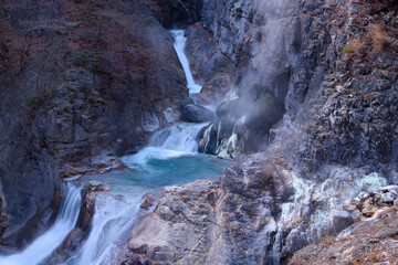 日光市　湯沢噴泉塔　温泉の析出物