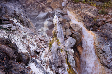日光市　湯沢噴泉塔　温泉の析出物