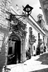 Italia in bianco e nero. Il borgo di Locorotondo con i vicoli stretti e le case bianche dove . Puglia, Salento. Italia