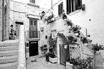 Italia in bianco e nero. Il borgo di Polignano a Mare paese natale del famoso cantante Italiano Domenico Modugno . Puglia, Salento. Italia