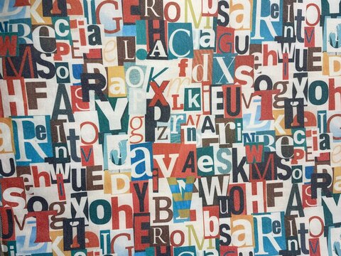Konglomerat mit diversen Buchstaben, abstraktes Collage-Muster aus &uuml;berlappenden Designs zum Thema Kommunikation, Alphabet oder Chaos. Buchstaben