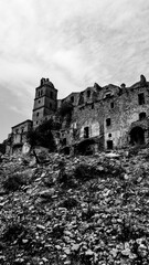Italia in bianco e nero. Il borgo di Craco il cui centro storico inizi&ograve; a subire uno spopolamento dovuto ad una frana che, agli inizi degli anni ottanta, lo ha reso una vera e propria citt&agrave; fantasma. 