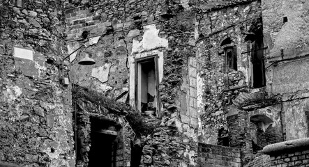 Italia in bianco e nero. Il borgo di Craco il cui centro storico inizi&ograve; a subire uno spopolamento dovuto ad una frana che, agli inizi degli anni ottanta, lo ha reso una vera e propria citt&agrave; fantasma. 