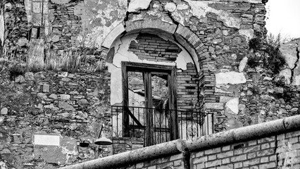 Italia in bianco e nero. Il borgo di Craco il cui centro storico inizi&ograve; a subire uno spopolamento dovuto ad una frana che, agli inizi degli anni ottanta, lo ha reso una vera e propria citt&agrave; fantasma. 