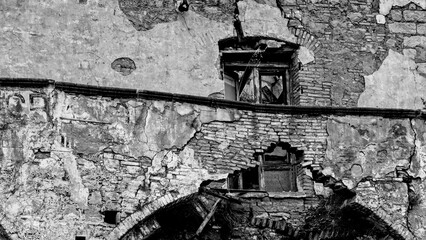 Italia in bianco e nero. Il borgo di Craco il cui centro storico inizi&ograve; a subire uno spopolamento dovuto ad una frana che, agli inizi degli anni ottanta, lo ha reso una vera e propria citt&agrave; fantasma. 