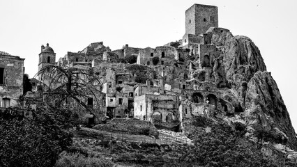 Italia in bianco e nero. Il borgo di Craco il cui centro storico inizi&ograve; a subire uno spopolamento dovuto ad una frana che, agli inizi degli anni ottanta, lo ha reso una vera e propria citt&agrave; fantasma. 