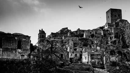 Italia in bianco e nero. Il borgo di Craco il cui centro storico inizi&ograve; a subire uno spopolamento dovuto ad una frana che, agli inizi degli anni ottanta, lo ha reso una vera e propria citt&agrave; fantasma. 
