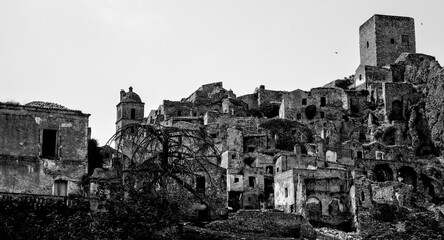 Italia in bianco e nero. Il borgo di Craco il cui centro storico inizi&ograve; a subire uno spopolamento dovuto ad una frana che, agli inizi degli anni ottanta, lo ha reso una vera e propria citt&agrave; fantasma. 