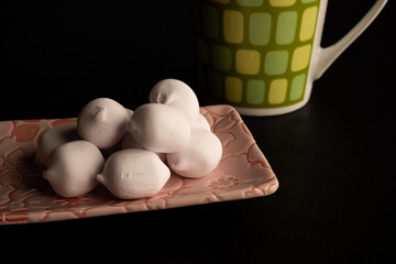 マシュマロとカップの静物写真