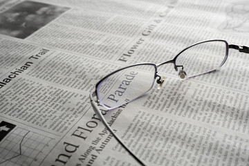 新聞の上のメガネ