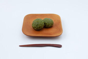よもぎおはぎ 日本の和菓子 白背景