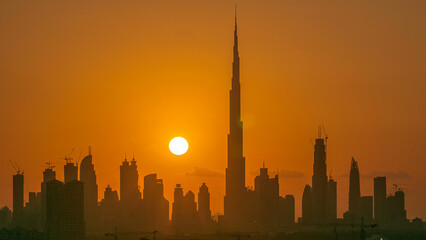 Obraz premium Sunset with skyline of Downtown Dubai in the evening timelapse.
