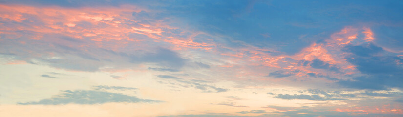 Obraz premium Bright clouds in the evening sky