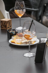 Aperitif mit Snack auf einem Tisch 