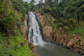 Obraz premium 60-metre haew narok waterfall cascading down rocky cliff in khao yai, thailand 
