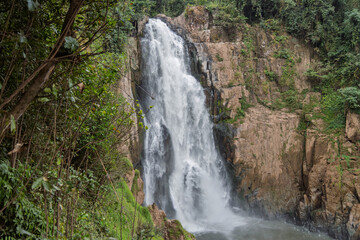 Fototapeta premium 60-metre haew narok waterfall plunging down rocky cliff in khao yai, thailand