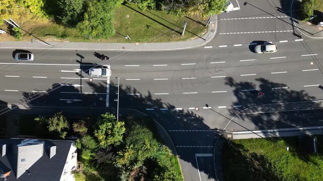 Drohnenaufnahme von oben: Kreuzung
