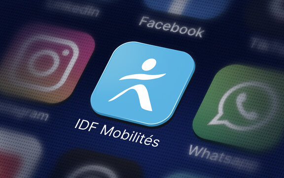 IDF Mobilit&eacute;s logo sur un &cran num&eacute;rique
