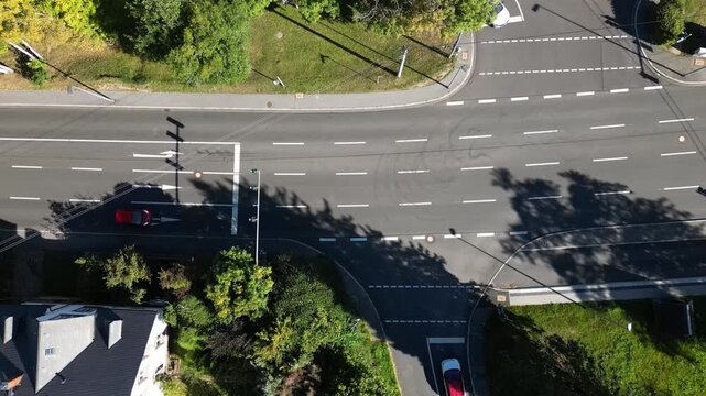 Drohnenaufnahme von oben: Kreuzung