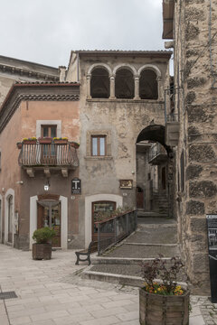 Bar und Tabakgesch&auml;ft in altem Gem&auml;uer in Scanno, Abruzzen