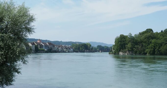 Der Rheinlauf von der Rheintreppe/Stadpark Ost in Rheinfelden (Aargau) aus gesehen.  Die mittelalterliche Stadt mit dem Messerturm bis Rheinbr&uuml;cke und H&ouml;llhakenfels am deutschen Ufer 