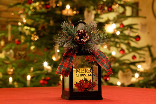 Weihnachtliche Tischlaterne mit Zapfen und Goldlicht