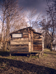 Caba&ntilde;a en la naturaleza para pescar o refugiarse